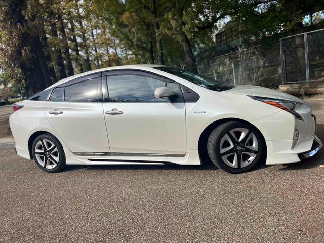 プリウス Ａ　評価点４．５点　モデリスタフルエアロ　９インチＴＶ　ツーリング１７インチアルミ　禁煙車　オートクルーズコントロール　バックカメラ　ＴＶ　アルミホイール　ＬＥＤヘッドランプ　ＣＶＴ　スマートキー（11枚目）