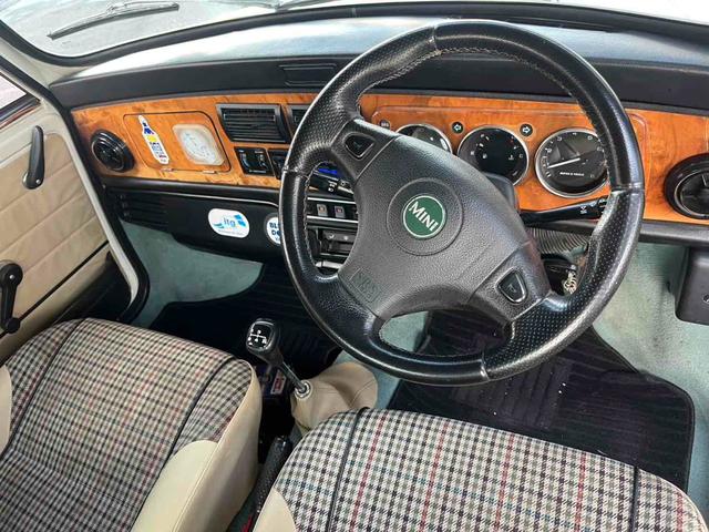 ＭＩＮＩ 　４速ミッション　車検８年１１月　アルミホイール　革シート　ＭＴ　ＣＤ　エアコン　運転席エアバッグ（6枚目）
