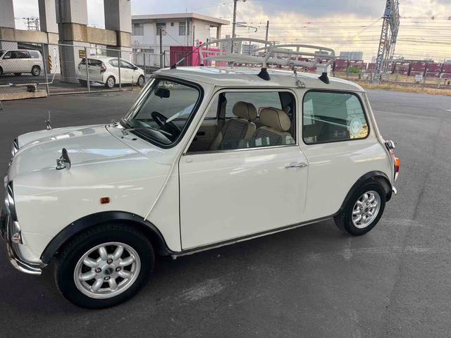 ＭＩＮＩ 　４速ミッション　車検８年１１月　アルミホイール　革シート　ＭＴ　ＣＤ　エアコン　運転席エアバッグ（8枚目）