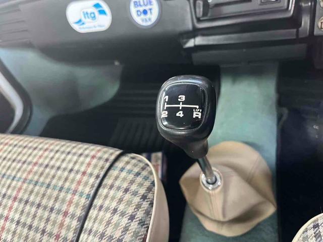 ＭＩＮＩ 　４速ミッション　車検８年１１月　アルミホイール　革シート　ＭＴ　ＣＤ　エアコン　運転席エアバッグ（12枚目）