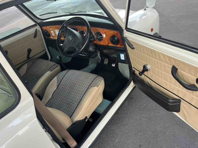 ＭＩＮＩ 　４速ミッション　車検８年１１月　アルミホイール　革シート　ＭＴ　ＣＤ　エアコン　運転席エアバッグ（22枚目）