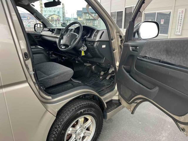 ハイエースワゴン グランドキャビン 新品ベットキット 10人乗り ドライブレコーダー ETC 電動スライドドア キーレスエントリー 電動格納ミラー 後席モニター AT アルミホイール CD 100V電源 盗難防止システム(17枚目)