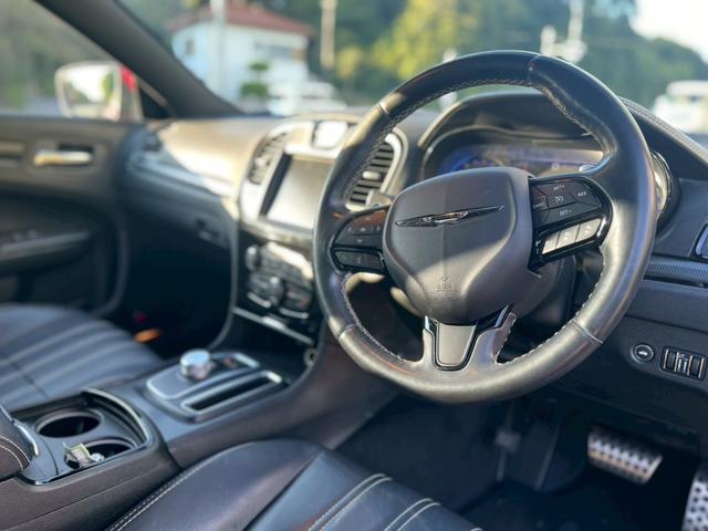 クライスラー・300 300S ドライブレコーダー クリアランスソナー レーンアシスト オートクルーズコントロール 衝突被害軽減システム バックカメラ アルミホイール AT スマートキー ESC エアコン パワーステアリング(6枚目)