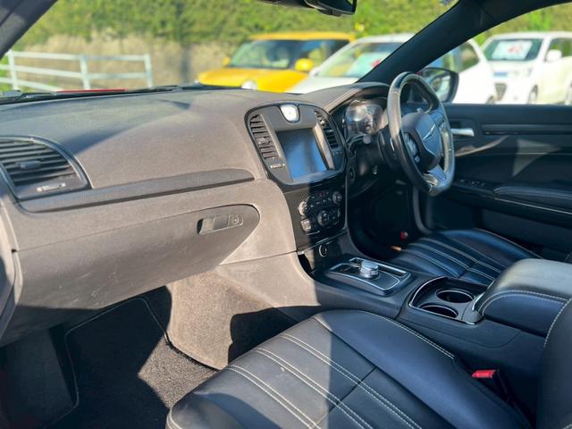 クライスラー・300 300S ドライブレコーダー クリアランスソナー レーンアシスト オートクルーズコントロール 衝突被害軽減システム バックカメラ アルミホイール AT スマートキー ESC エアコン パワーステアリング(8枚目)