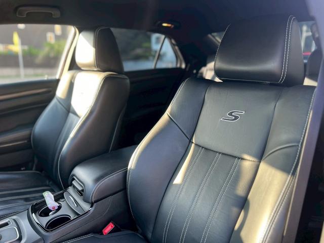 クライスラー・300 300S ドライブレコーダー クリアランスソナー レーンアシスト オートクルーズコントロール 衝突被害軽減システム バックカメラ アルミホイール AT スマートキー ESC エアコン パワーステアリング(9枚目)