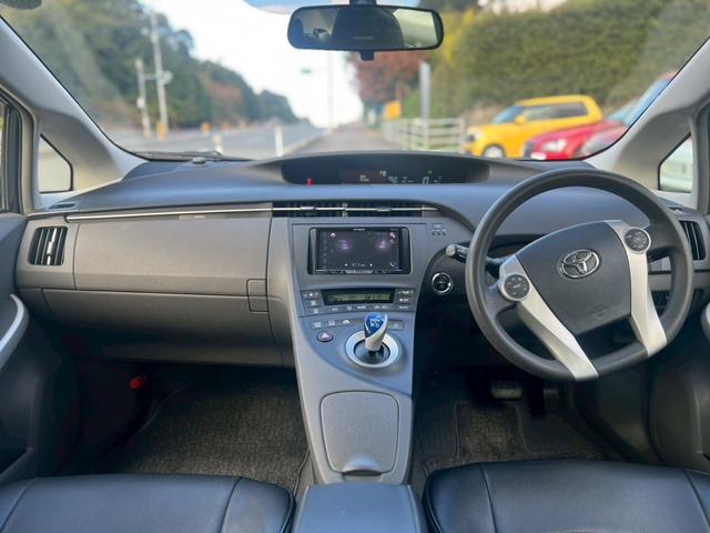 プリウス Ｓ　バックカメラ　ＣＶＴ　スマートキー　電動格納ミラー　エアコン　パワーステアリング　パワーウィンドウ（2枚目）
