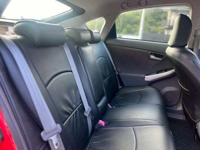 プリウス Ｓ　バックカメラ　ＣＶＴ　スマートキー　電動格納ミラー　エアコン　パワーステアリング　パワーウィンドウ（13枚目）
