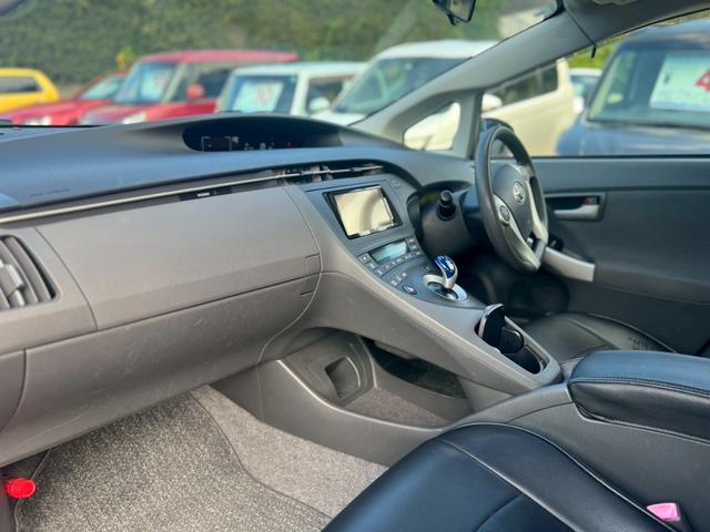 プリウス Ｓ　バックカメラ　ＣＶＴ　スマートキー　電動格納ミラー　エアコン　パワーステアリング　パワーウィンドウ（14枚目）