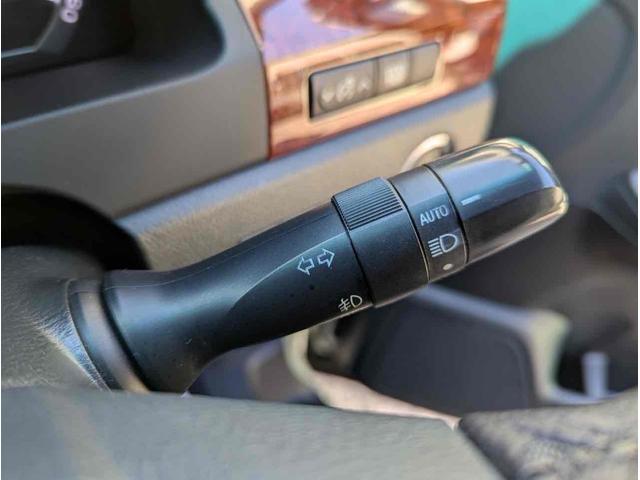 ヴェルファイア ２．４Ｚ　プラチナムセレクション　バックカメラ　ＴＶ　クリアランスソナー　両側電動スライドドア　オートライト　ＨＩＤ　電動リアゲート　スマートキー　電動格納ミラー　後席モニター　３列シート　オットマン　ＣＶＴ　アルミホイール　ＵＳＢ（7枚目）