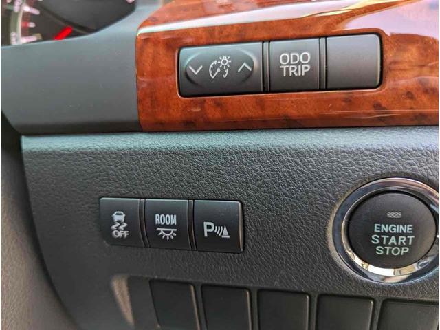 ヴェルファイア ２．４Ｚ　プラチナムセレクション　バックカメラ　ＴＶ　クリアランスソナー　両側電動スライドドア　オートライト　ＨＩＤ　電動リアゲート　スマートキー　電動格納ミラー　後席モニター　３列シート　オットマン　ＣＶＴ　アルミホイール　ＵＳＢ（8枚目）