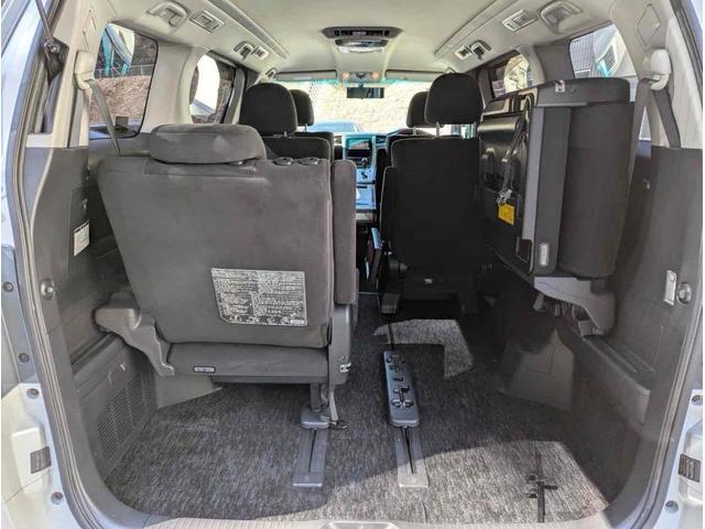 ヴェルファイア ２．４Ｚ　プラチナムセレクション　バックカメラ　ＴＶ　クリアランスソナー　両側電動スライドドア　オートライト　ＨＩＤ　電動リアゲート　スマートキー　電動格納ミラー　後席モニター　３列シート　オットマン　ＣＶＴ　アルミホイール　ＵＳＢ（21枚目）