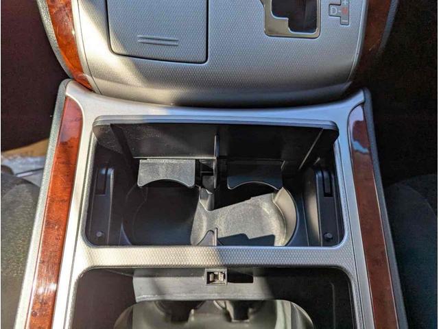 ヴェルファイア ２．４Ｚ　プラチナムセレクション　バックカメラ　ＴＶ　クリアランスソナー　両側電動スライドドア　オートライト　ＨＩＤ　電動リアゲート　スマートキー　電動格納ミラー　後席モニター　３列シート　オットマン　ＣＶＴ　アルミホイール　ＵＳＢ（30枚目）