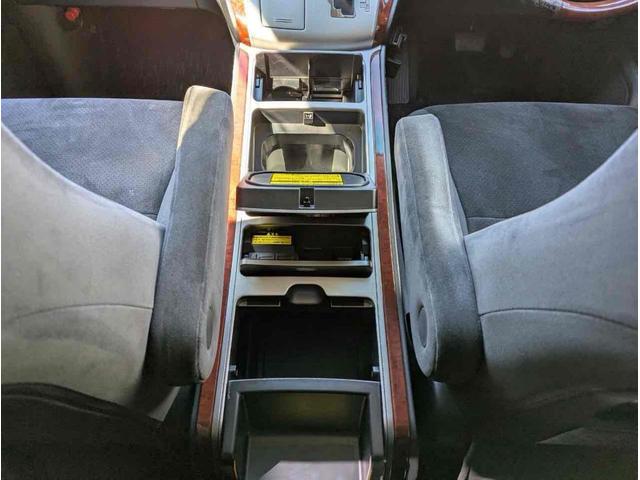 ヴェルファイア ２．４Ｚ　プラチナムセレクション　バックカメラ　ＴＶ　クリアランスソナー　両側電動スライドドア　オートライト　ＨＩＤ　電動リアゲート　スマートキー　電動格納ミラー　後席モニター　３列シート　オットマン　ＣＶＴ　アルミホイール　ＵＳＢ（32枚目）