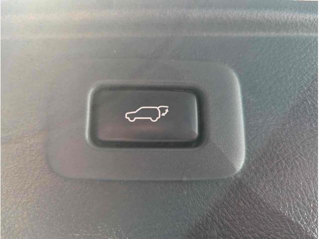 ヴェルファイア ２．４Ｚ　プラチナムセレクション　バックカメラ　ＴＶ　クリアランスソナー　両側電動スライドドア　オートライト　ＨＩＤ　電動リアゲート　スマートキー　電動格納ミラー　後席モニター　３列シート　オットマン　ＣＶＴ　アルミホイール　ＵＳＢ（33枚目）