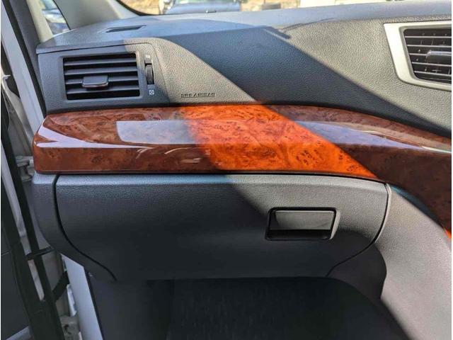 ヴェルファイア ２．４Ｚ　プラチナムセレクション　バックカメラ　ＴＶ　クリアランスソナー　両側電動スライドドア　オートライト　ＨＩＤ　電動リアゲート　スマートキー　電動格納ミラー　後席モニター　３列シート　オットマン　ＣＶＴ　アルミホイール　ＵＳＢ（40枚目）