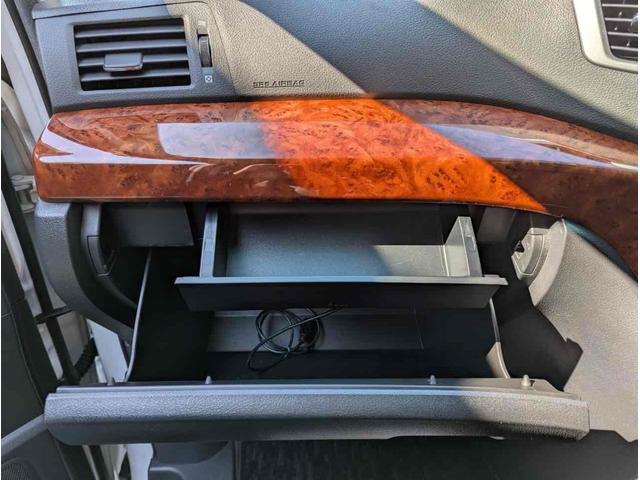 ヴェルファイア ２．４Ｚ　プラチナムセレクション　バックカメラ　ＴＶ　クリアランスソナー　両側電動スライドドア　オートライト　ＨＩＤ　電動リアゲート　スマートキー　電動格納ミラー　後席モニター　３列シート　オットマン　ＣＶＴ　アルミホイール　ＵＳＢ（41枚目）