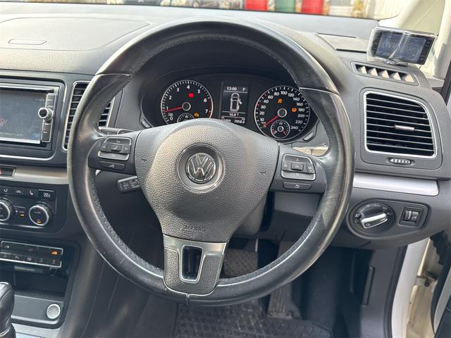 シャラン 　ＥＴＣ　バックカメラ　ナビ　クリアランスソナー　パークアシスト　両側スライドドア　オートライト　スマートキー　アイドリングストップ　シートヒーター　３列シート　ＡＴ　ルーフレール　アルミホイール（3枚目）