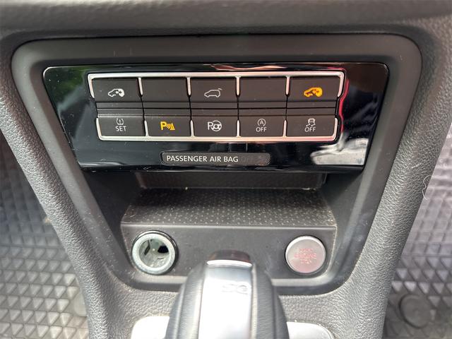 シャラン 　ＥＴＣ　バックカメラ　ナビ　クリアランスソナー　パークアシスト　両側スライドドア　オートライト　スマートキー　アイドリングストップ　シートヒーター　３列シート　ＡＴ　ルーフレール　アルミホイール（7枚目）