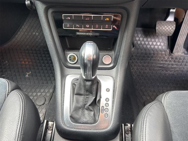 シャラン 　ＥＴＣ　バックカメラ　ナビ　クリアランスソナー　パークアシスト　両側スライドドア　オートライト　スマートキー　アイドリングストップ　シートヒーター　３列シート　ＡＴ　ルーフレール　アルミホイール（8枚目）