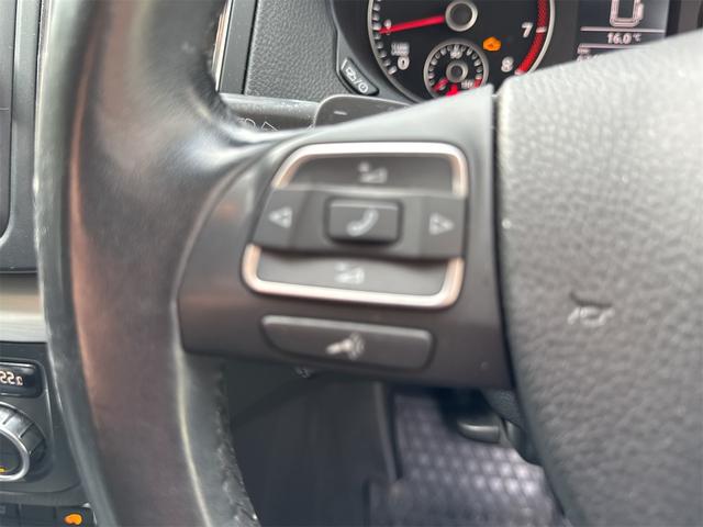 シャラン 　ＥＴＣ　バックカメラ　ナビ　クリアランスソナー　パークアシスト　両側スライドドア　オートライト　スマートキー　アイドリングストップ　シートヒーター　３列シート　ＡＴ　ルーフレール　アルミホイール（9枚目）