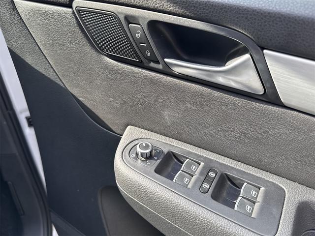 シャラン 　ＥＴＣ　バックカメラ　ナビ　クリアランスソナー　パークアシスト　両側スライドドア　オートライト　スマートキー　アイドリングストップ　シートヒーター　３列シート　ＡＴ　ルーフレール　アルミホイール（11枚目）