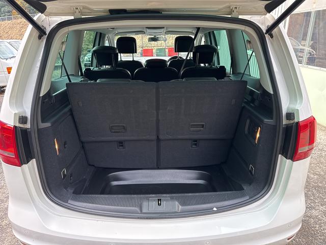 シャラン 　ＥＴＣ　バックカメラ　ナビ　クリアランスソナー　パークアシスト　両側スライドドア　オートライト　スマートキー　アイドリングストップ　シートヒーター　３列シート　ＡＴ　ルーフレール　アルミホイール（19枚目）