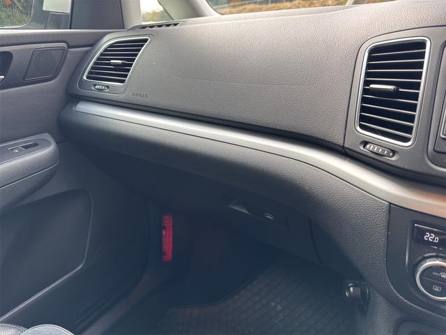 シャラン 　ＥＴＣ　バックカメラ　ナビ　クリアランスソナー　パークアシスト　両側スライドドア　オートライト　スマートキー　アイドリングストップ　シートヒーター　３列シート　ＡＴ　ルーフレール　アルミホイール（46枚目）