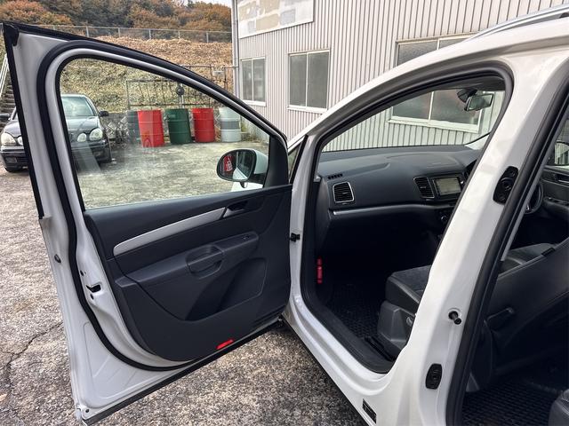 シャラン 　ＥＴＣ　バックカメラ　ナビ　クリアランスソナー　パークアシスト　両側スライドドア　オートライト　スマートキー　アイドリングストップ　シートヒーター　３列シート　ＡＴ　ルーフレール　アルミホイール（58枚目）