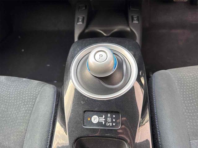 リーフ Ｇ　バックカメラ　ナビ　ＴＶ　オートクルーズコントロール　アルミホイール　スマートキー　電動格納ミラー　シートヒーター　ＣＶＴ　盗難防止システム　衝突安全ボディ　記録簿　ＡＢＳ　ＥＳＣ　ＣＤ（6枚目）