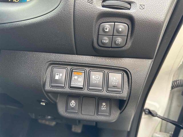 リーフ Ｇ　バックカメラ　ナビ　ＴＶ　オートクルーズコントロール　アルミホイール　スマートキー　電動格納ミラー　シートヒーター　ＣＶＴ　盗難防止システム　衝突安全ボディ　記録簿　ＡＢＳ　ＥＳＣ　ＣＤ（7枚目）