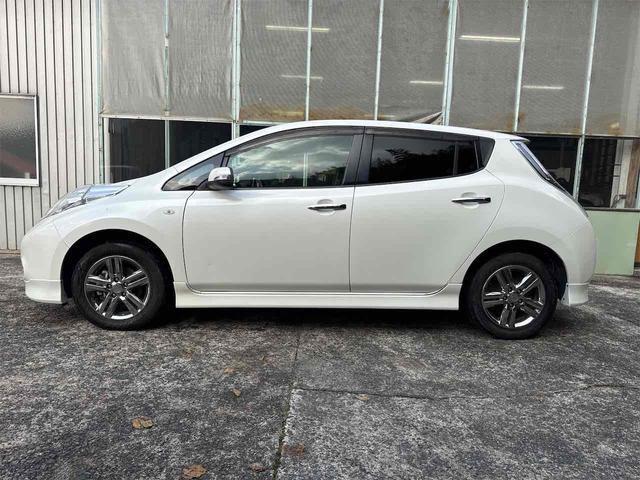 リーフ Ｇ　バックカメラ　ナビ　ＴＶ　オートクルーズコントロール　アルミホイール　スマートキー　電動格納ミラー　シートヒーター　ＣＶＴ　盗難防止システム　衝突安全ボディ　記録簿　ＡＢＳ　ＥＳＣ　ＣＤ（16枚目）