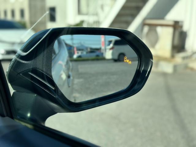 レーンチェンジの際に、死角に車がいてヒヤッとしたことはありませんか？でもこのアクアなら大丈夫！ブラインドスポットモニターが安全な運転をサポートします！停車時も機能する停車時警報機能付きです♪