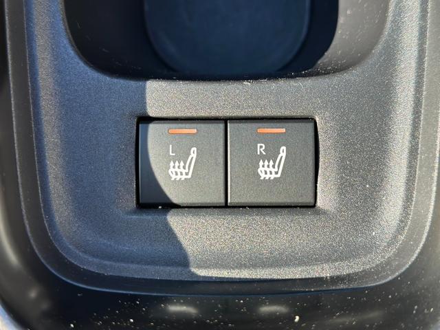 メーカーオプションの前席シートヒーターが装着されています♪