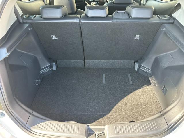 広々としたラゲージスペースです♪さらに荷室を拡大したい場合はリヤシートを左右分割可倒することも可能です！