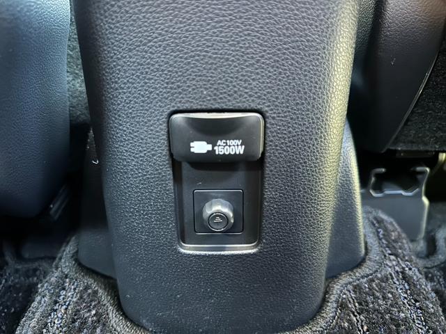 センターコンソール後端にはアクセサリーコンセントが装着されており、１５００Ｗまで使用可能です♪アースポイントも用意されており、非常時給電モードも備えています！！