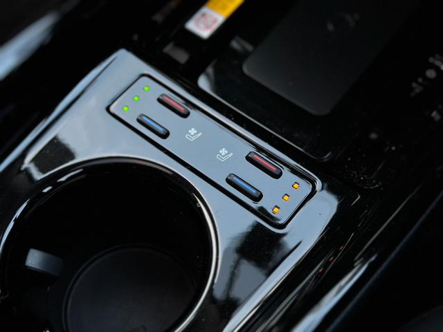 プリウス Ａプレミアム　サンルーフ　１１．６型ナビ　ＪＢＬプレミアムサウンド　ワイヤレス充電　ＩＴＳコネクト　モデリスタフルエアロ　ＴＲＤ１８インチアルミ　シートヒーター＆シートベンチレーション　リバース連動ミラー　禁煙車（11枚目）