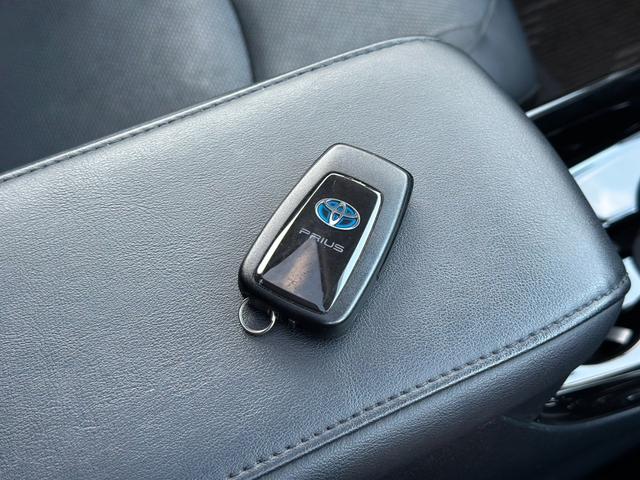 プリウス Ａプレミアム　サンルーフ　１１．６型ナビ　ＪＢＬプレミアムサウンド　ワイヤレス充電　ＩＴＳコネクト　モデリスタフルエアロ　ＴＲＤ１８インチアルミ　シートヒーター＆シートベンチレーション　リバース連動ミラー　禁煙車（15枚目）