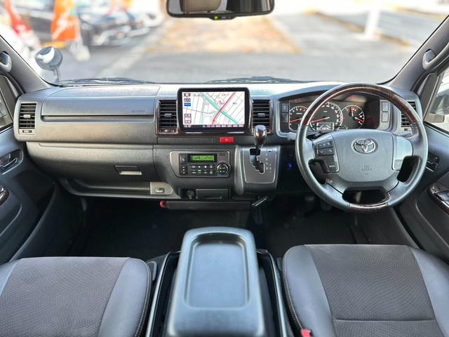 ハイエースバン スーパーＧＬ　５０ＴＨ　アニバーサリーリミテッド　ガソリンモデル　寒冷地仕様　リヤフォグランプ　ＴＲＤフルエアロ　パワースライドドア　フローティングナビ　ＴＶ　バックカメラ　ＥＴＣ　スマートキー　トヨタセーフティセンス　リヤコーナーセンサー　禁煙車（3枚目）