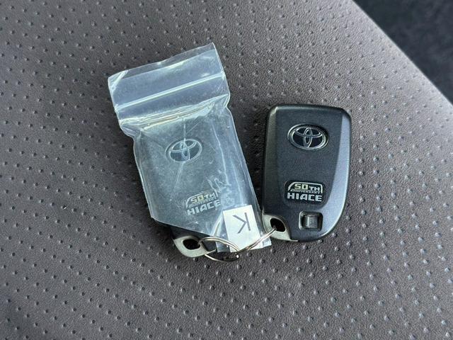 ハイエースバン スーパーＧＬ　５０ＴＨ　アニバーサリーリミテッド　ガソリンモデル　寒冷地仕様　リヤフォグランプ　ＴＲＤフルエアロ　パワースライドドア　フローティングナビ　ＴＶ　バックカメラ　ＥＴＣ　スマートキー　トヨタセーフティセンス　リヤコーナーセンサー　禁煙車（9枚目）