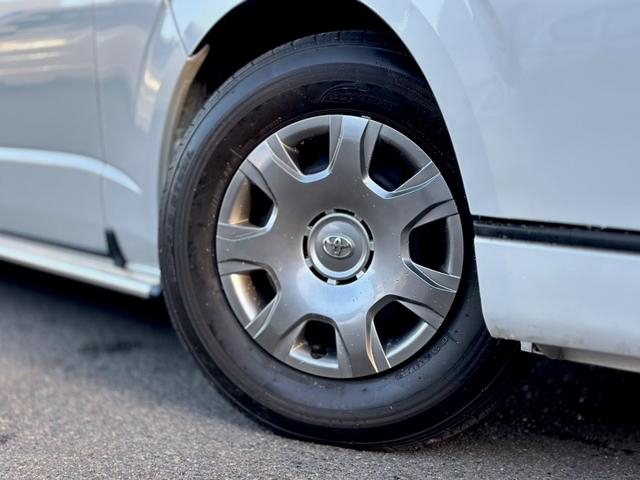 ハイエースバン スーパーＧＬ　５０ＴＨ　アニバーサリーリミテッド　ガソリンモデル　寒冷地仕様　リヤフォグランプ　ＴＲＤフルエアロ　パワースライドドア　フローティングナビ　ＴＶ　バックカメラ　ＥＴＣ　スマートキー　トヨタセーフティセンス　リヤコーナーセンサー　禁煙車（17枚目）