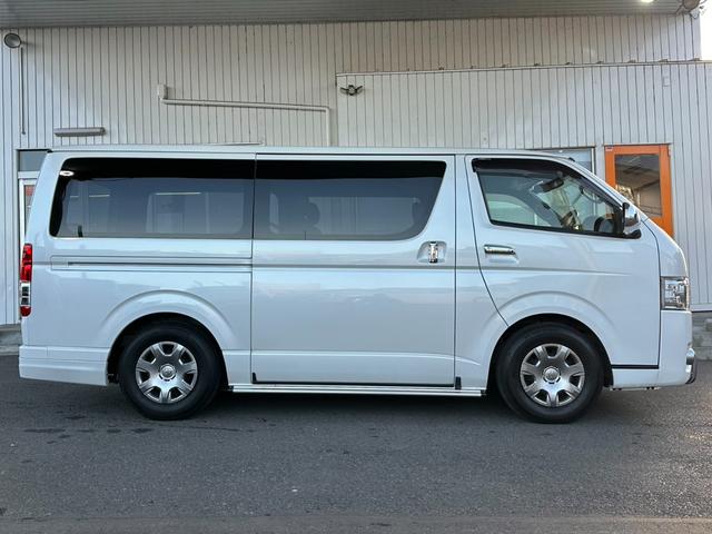 ハイエースバン スーパーＧＬ　５０ＴＨ　アニバーサリーリミテッド　ガソリンモデル　寒冷地仕様　リヤフォグランプ　ＴＲＤフルエアロ　パワースライドドア　フローティングナビ　ＴＶ　バックカメラ　ＥＴＣ　スマートキー　トヨタセーフティセンス　リヤコーナーセンサー　禁煙車（28枚目）