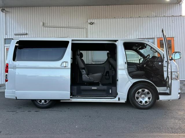 ハイエースバン スーパーＧＬ　５０ＴＨ　アニバーサリーリミテッド　ガソリンモデル　寒冷地仕様　リヤフォグランプ　ＴＲＤフルエアロ　パワースライドドア　フローティングナビ　ＴＶ　バックカメラ　ＥＴＣ　スマートキー　トヨタセーフティセンス　リヤコーナーセンサー　禁煙車（29枚目）