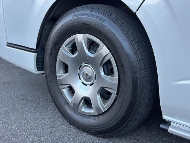 ハイエースバン スーパーＧＬ　５０ＴＨ　アニバーサリーリミテッド　ガソリンモデル　寒冷地仕様　リヤフォグランプ　ＴＲＤフルエアロ　パワースライドドア　フローティングナビ　ＴＶ　バックカメラ　ＥＴＣ　スマートキー　トヨタセーフティセンス　リヤコーナーセンサー　禁煙車（36枚目）