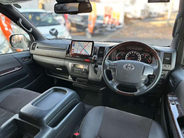 ハイエースバン スーパーＧＬ　５０ＴＨ　アニバーサリーリミテッド　ガソリンモデル　寒冷地仕様　リヤフォグランプ　ＴＲＤフルエアロ　パワースライドドア　フローティングナビ　ＴＶ　バックカメラ　ＥＴＣ　スマートキー　トヨタセーフティセンス　リヤコーナーセンサー　禁煙車（40枚目）