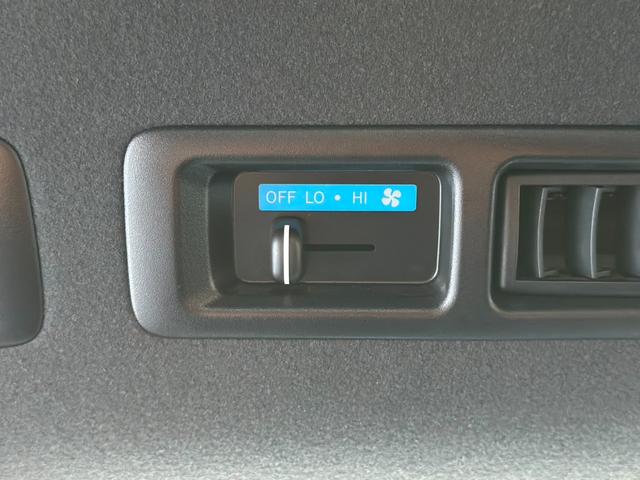 ハイエースバン スーパーＧＬ　５０ＴＨ　アニバーサリーリミテッド　ガソリンモデル　寒冷地仕様　リヤフォグランプ　ＴＲＤフルエアロ　パワースライドドア　フローティングナビ　ＴＶ　バックカメラ　ＥＴＣ　スマートキー　トヨタセーフティセンス　リヤコーナーセンサー　禁煙車（69枚目）