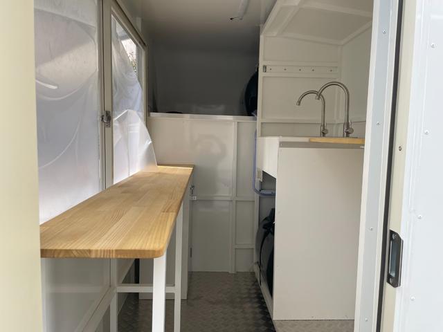 キャリイトラック 　トリパルキッチンカー　拡張型　２槽シンク　１００Ｌ給排水タンク　外部電源　　作業テーブル　ＥＴＣ（3枚目）