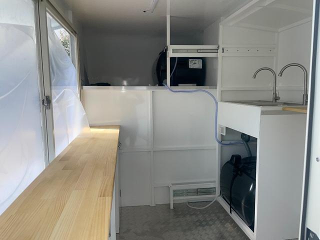 キャリイトラック 　トリパルキッチンカー　拡張型　２槽シンク　１００Ｌ給排水タンク　外部電源　　作業テーブル　ＥＴＣ（4枚目）