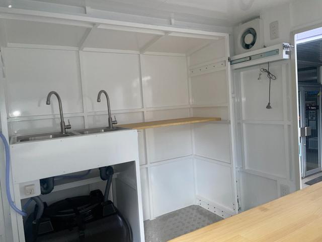 キャリイトラック 　トリパルキッチンカー　拡張型　２槽シンク　１００Ｌ給排水タンク　外部電源　　作業テーブル　ＥＴＣ（6枚目）