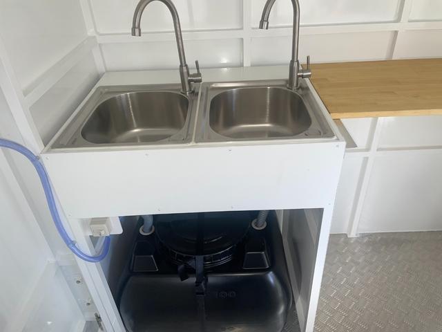 キャリイトラック 　トリパルキッチンカー　拡張型　２槽シンク　１００Ｌ給排水タンク　外部電源　　作業テーブル　ＥＴＣ（7枚目）