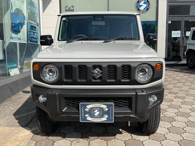 ボンネットの強度を高めるクラムシェルフード。